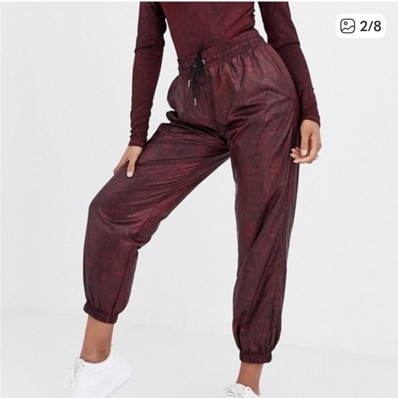 Women’s Nike Windbreaker Red Snakeskin size Small Lightweight Joggers Running - Picture 2 of 6